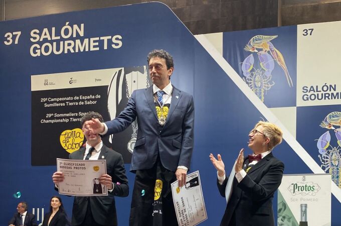 Fernando Mayoral, en el primer escalón del podio tras recibir el premio al Mejor Sumiller de España en el Salón Gourmets