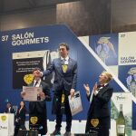 Fernando Mayoral, en el primer escalón del podio tras recibir el premio al Mejor Sumiller de España en el Salón Gourmets