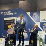 Fernando Mayoral, en el primer escalón del podio tras recibir el premio al Mejor Sumiller de España en el Salón Gourmets