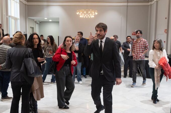 El ministro de Cultura, Ernest Urtasun (c), durante la clausura la XXVIII Lectura Continuada de El Quijote, en el Círculo de Bellas Artes, en el Círculo de Bellas Artes, a 25 de abril de 2024, en Madrid.