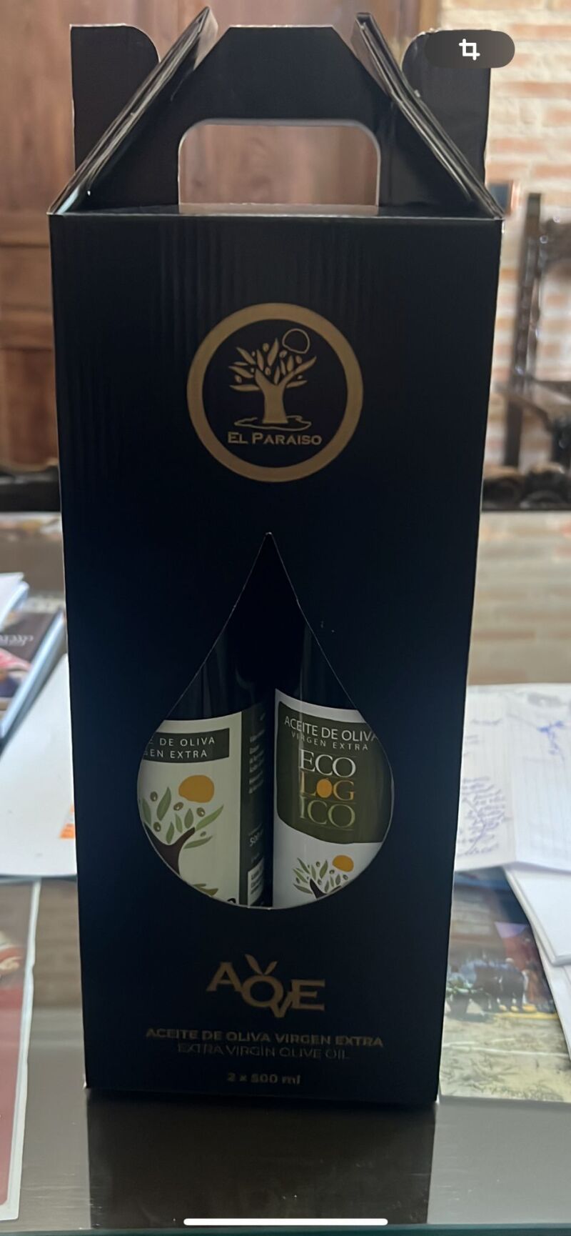 Las dos botellas de aceite de oliva que le ha regalado el alcalde de Gálvez, Manuel Fernández, al presidente de Castilla-La Mancha, Emiliano García-Page