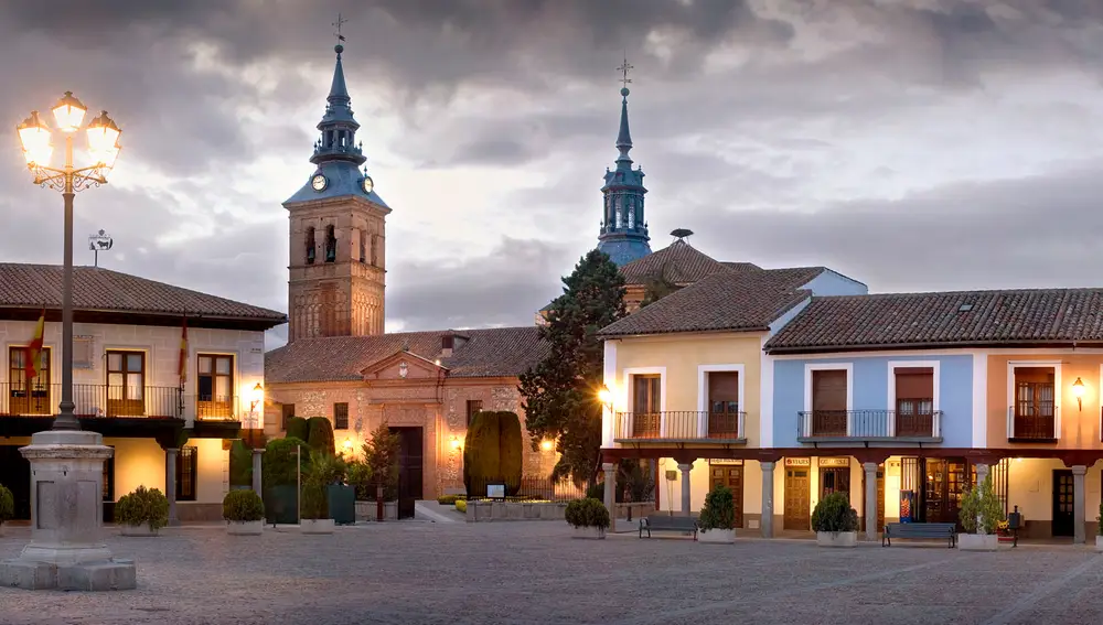 Plaza de Segovia y la Iglesia de Ntra. Sra. de la Asunción, al fondo