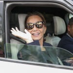 Isabel Preysler y su look para ir al hospital.