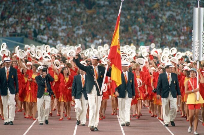 Fotografía de archivo (25/07/1992), del Rey Felipe, entonces Príncipe de Asturias, abanderado del equipo olímpico español en los Juegos de Barcelona, durante la ceremonia inaugural.