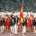 Fotografía de archivo (25/07/1992), del Rey Felipe, entonces Príncipe de Asturias, abanderado del equipo olímpico español en los Juegos de Barcelona, durante la ceremonia inaugural.