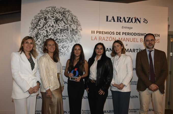 Sandra Martínez, ganadora de tercera edición, junto con el jurado y el delegado de LA RAZÓN en Andalucía, José Lugo