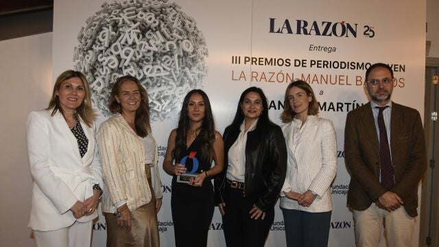 Sandra Martínez, ganadora de tercera edición, junto con el jurado y el delegado de LA RAZÓN en Andalucía, José Lugo