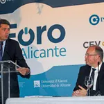 El presidente de la Generalitat Valenciana, Carlos Mazón, y el portavoz del PP en el Congreso, Miguel Tellado, en una conferencia hoy en Alicante.