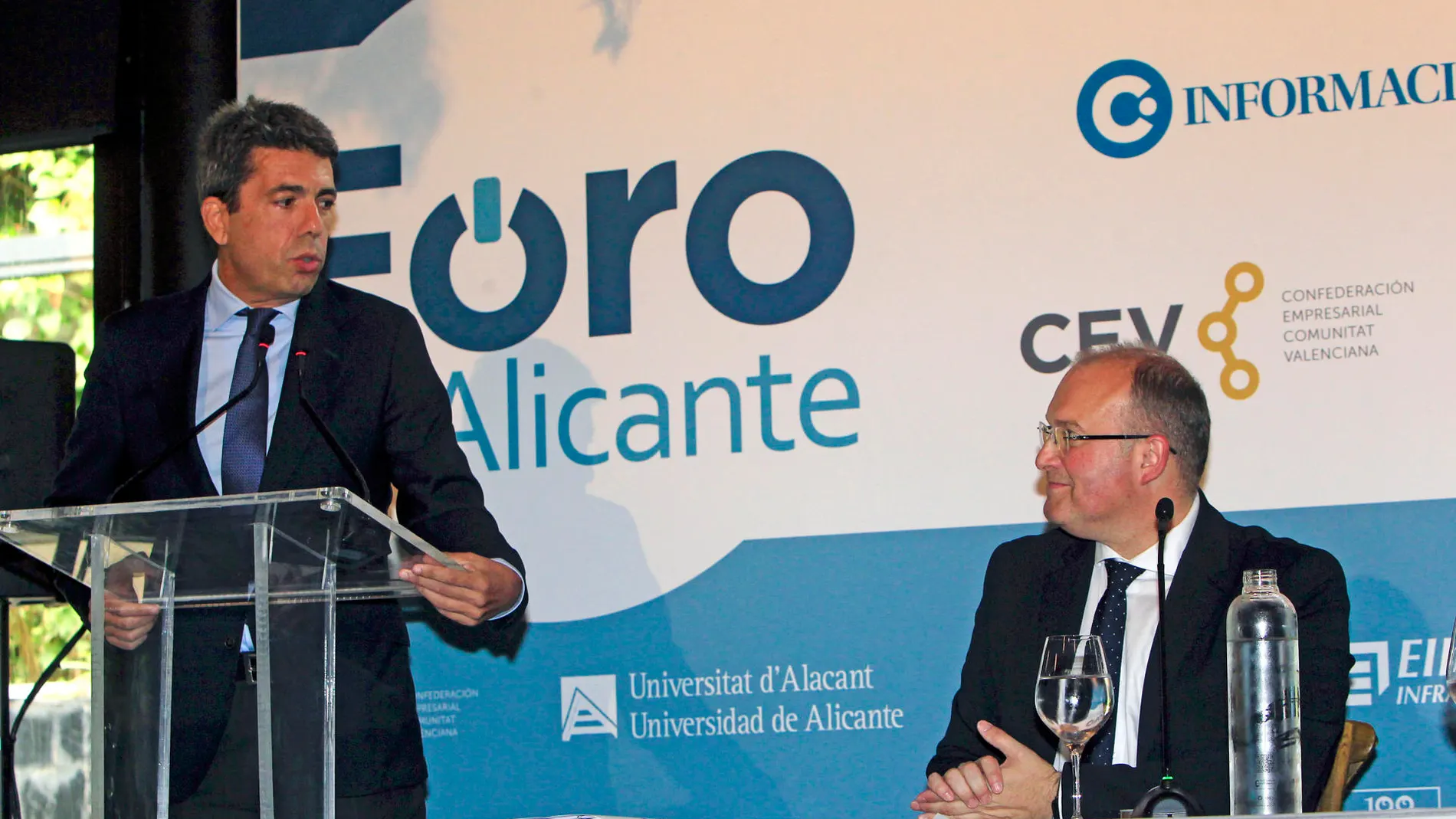 El presidente de la Generalitat Valenciana, Carlos Mazón, y el portavoz del PP en el Congreso, Miguel Tellado, en una conferencia hoy en Alicante.