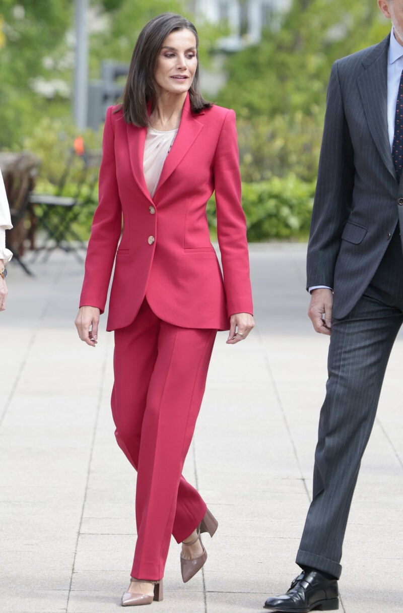 La Reina Letizia con traje rojo.
