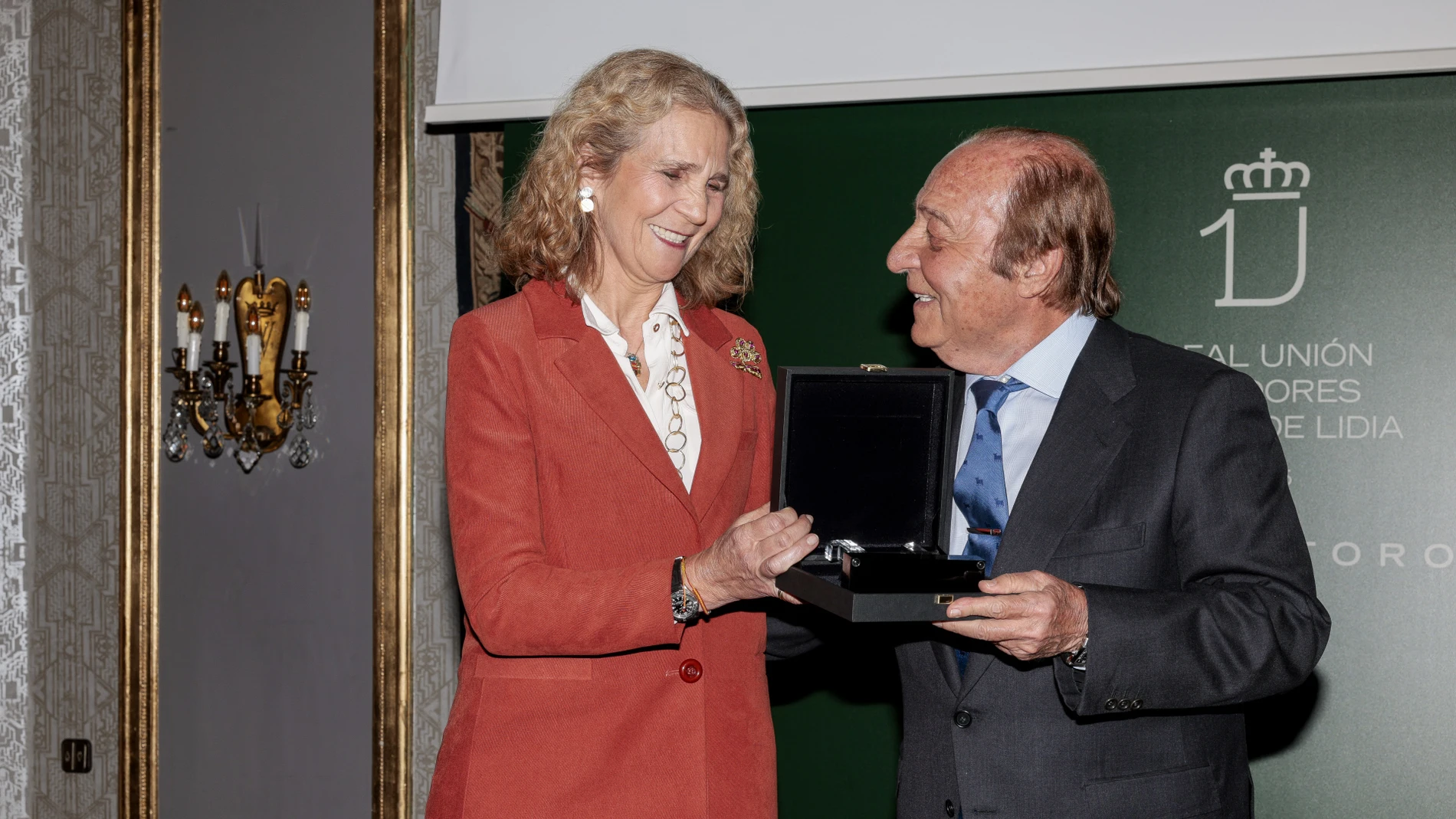 El look elegante de la Infanta Elena.