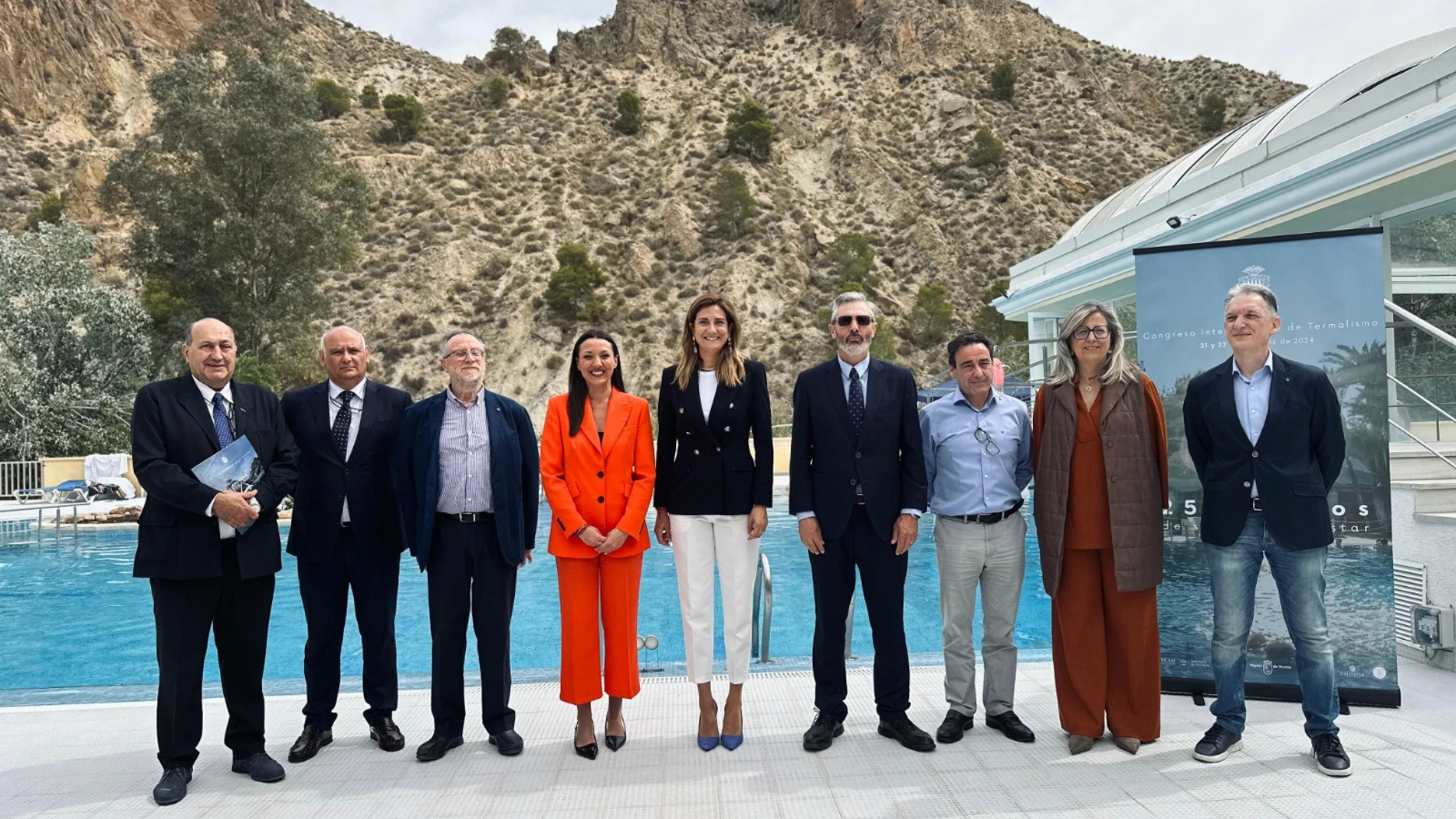 La alcaldesa de Archena, Patricia Fernández (c), junto a la consejera de Turismo, Cultura, Juventud y Deportes del Gobierno regional, Carmen Conesa, y el resto de representantes del congreso de Termalismo