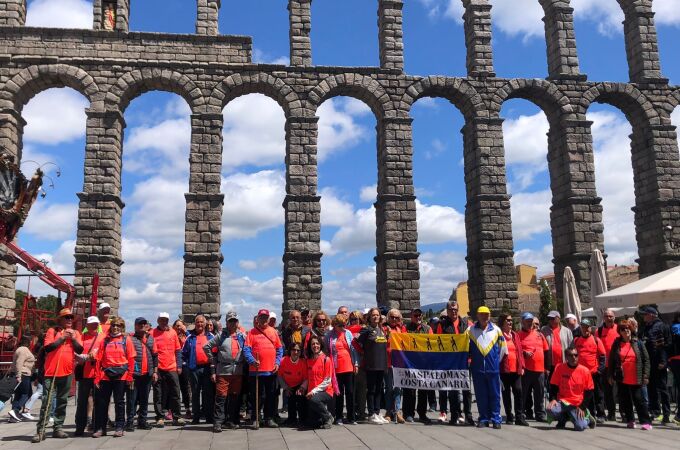 Visitantes canarios junto al acueducto de Segovia