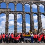 Visitantes canarios junto al acueducto de Segovia