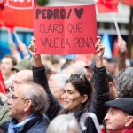 VÍDEO: Dirigentes del PSOE salen a Ferraz y se unen a los manifestantes para pedir a Pedro Sánchez que no dimita