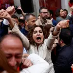  La cúpula del PSOE suplica a Sánchez que no dimita, mientras carga contra el PP
