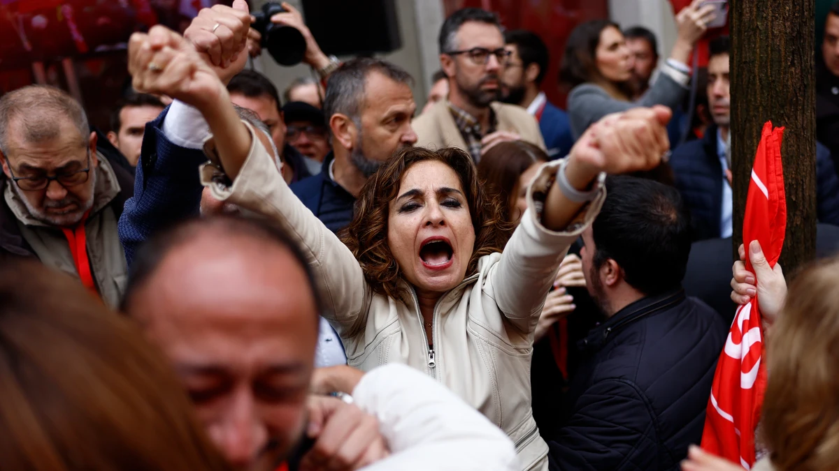 La cúpula del PSOE suplica a Sánchez que no dimita, mientras carga contra el PP