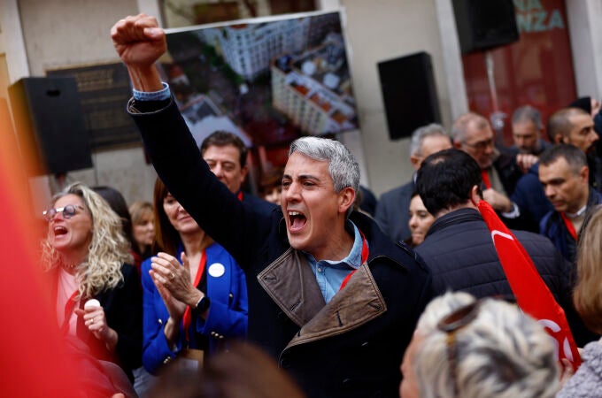 El Comité Federal del PSOE interrumpe el acto para salir a la calle con los militantes