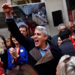 El Comité Federal del PSOE interrumpe el acto para salir a la calle con los militantes