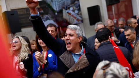 El Comité Federal del PSOE interrumpe el acto para salir a la calle con los militantes
