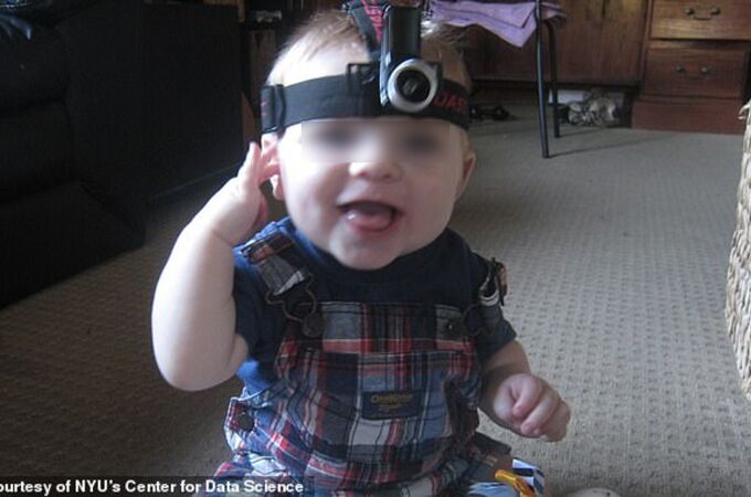 Este es Sam, un bebé que llevó 61 horas una cámara con la que se pudo entrenar a una inteligencia artificial para que aprendiera "a hablar".
