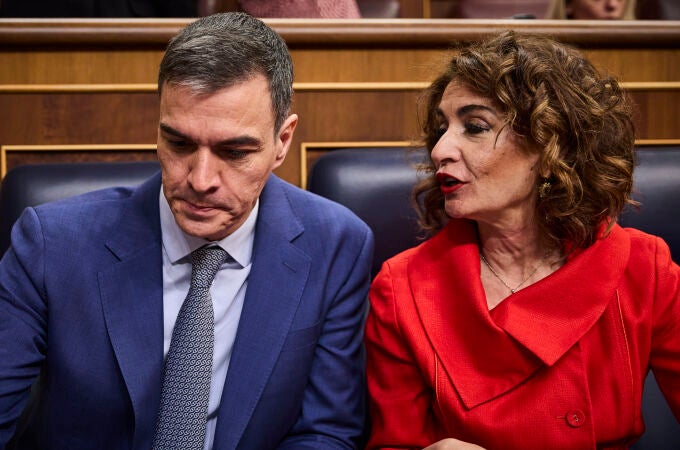 El presidente del Gobierno Pedro Sánchez y María Jesús Montero en la sesión de control al Gobierno en el Congreso de los Diputados. 