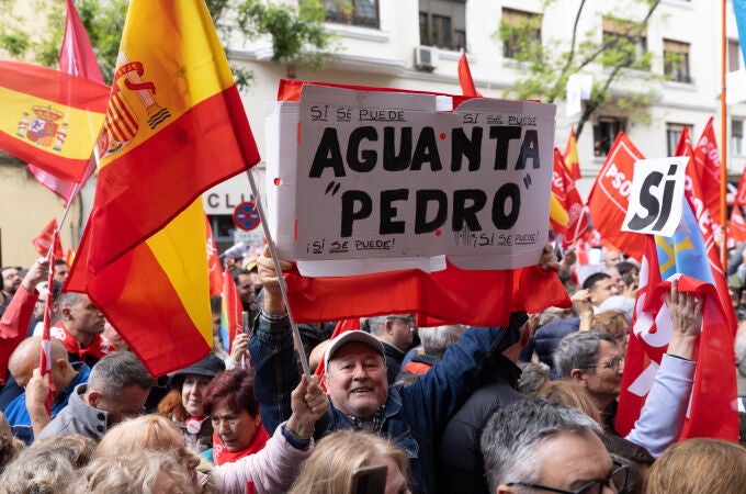 Manifestación en Ferraz en apoyo de Pedro Sánchez 