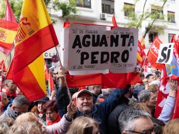 Manifestación en Ferraz en apoyo de Pedro Sánchez 