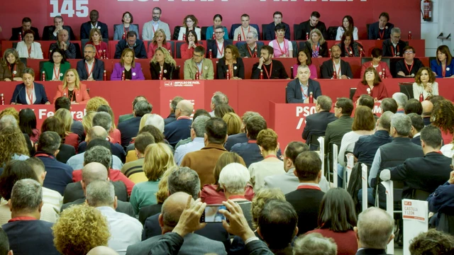 El PSOE respalda en pie y con aplausos a Begoña Gómez y pide cesar el "acoso"
