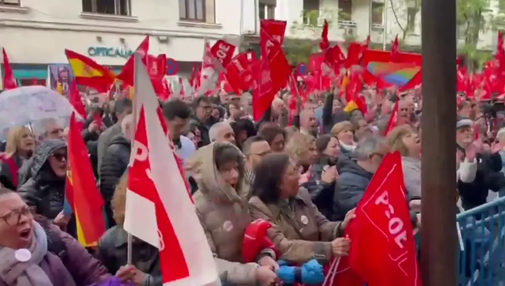 Militantes y simpatizantes del PSOE se manifiestan en la sede del partido, en la calle Ferraz, donde se reúne el Comité Federal