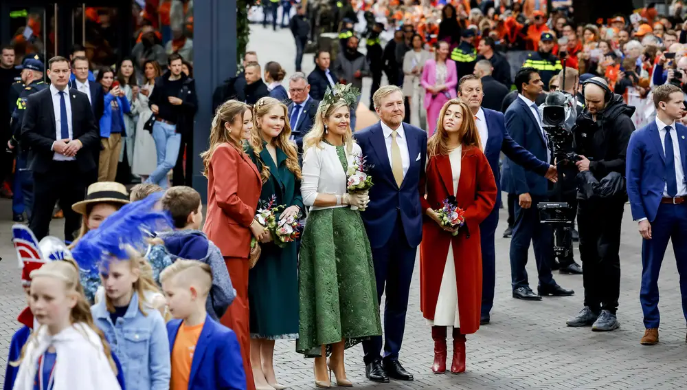 Emmen (Netherlands), 27/04/2024.- (L-R) Princess Ariane, Princess Amalia, Queen Maxima, King Willem-Alexander and Princess Alexia pose for photos during King's Day in Emmen, the Netherlands, 27 April 2024. The royal family and members of the royal family walk on a route through the city in the province of Drenthe, covering themes such as culture, innovation and sport. King's day celebrates the 57th birthday of King Willem-Alexander. (Países Bajos; Holanda) EFE/EPA/Ramon van Flymen