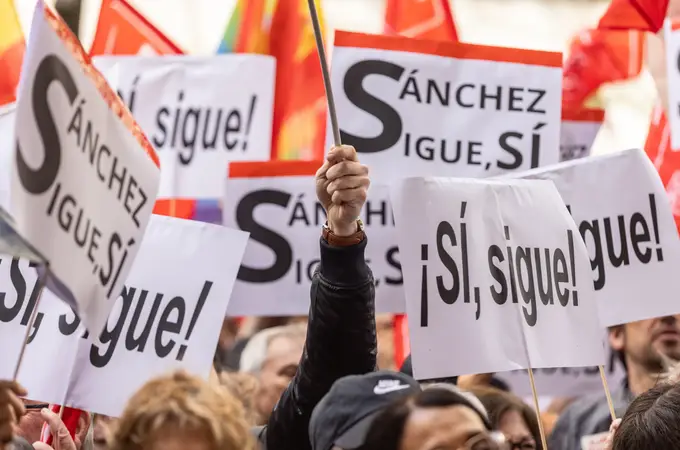 Los militantes socialistas toman Ferraz en apoyo a Sánchez: 