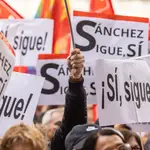  Los militantes socialistas toman Ferraz en apoyo a Sánchez: 