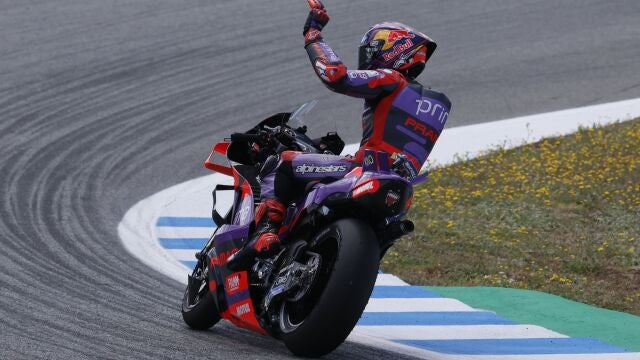 Jorge Martín saluda al público de Jerez tras su triunfo en el Sprint