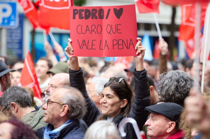 Concentración en Ferraz en apoyo a Pedro Sánchez