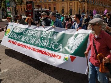 nifestantes convocados por la Marea Verde por la Educación Pública, iniciando la marcha de protesta hoy ante el Palacio de San Telmo 