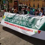 nifestantes convocados por la Marea Verde por la Educación Pública, iniciando la marcha de protesta hoy ante el Palacio de San Telmo 
