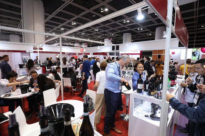 Una quincena de empresas vinícolas de la Región han participado estos días en Prowine Singapur, la mejor del sector de las bebidas de esta parte de Asia,