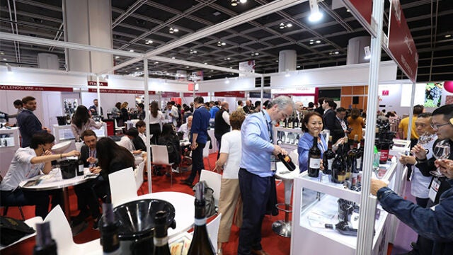 Una quincena de empresas vinícolas de la Región han participado estos días en Prowine Singapur, la mejor del sector de las bebidas de esta parte de Asia,