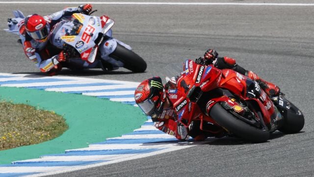 Marc Márquez y Pecco Bagnaia, durante su duelo en Jerez