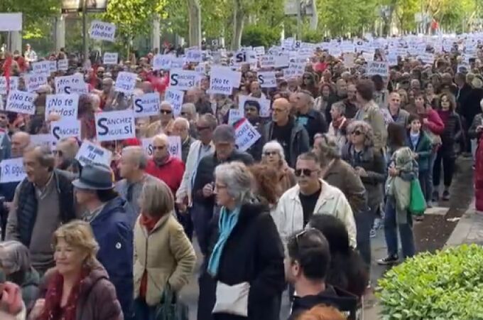 Manifestantes en Madrid piden a Pedro Sánchez que no dimita