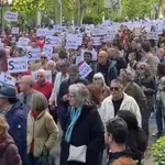 Manifestantes en Madrid piden a Pedro Sánchez que no dimita