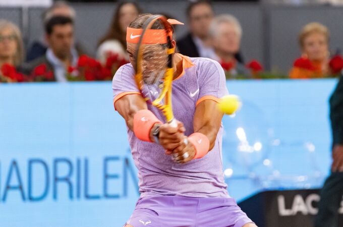 Nadal golpea un revés en su partido contra De Miñaur en el Mutua Madrid Open