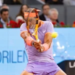 Nadal golpea un revés en su partido contra De Miñaur en el Mutua Madrid Open