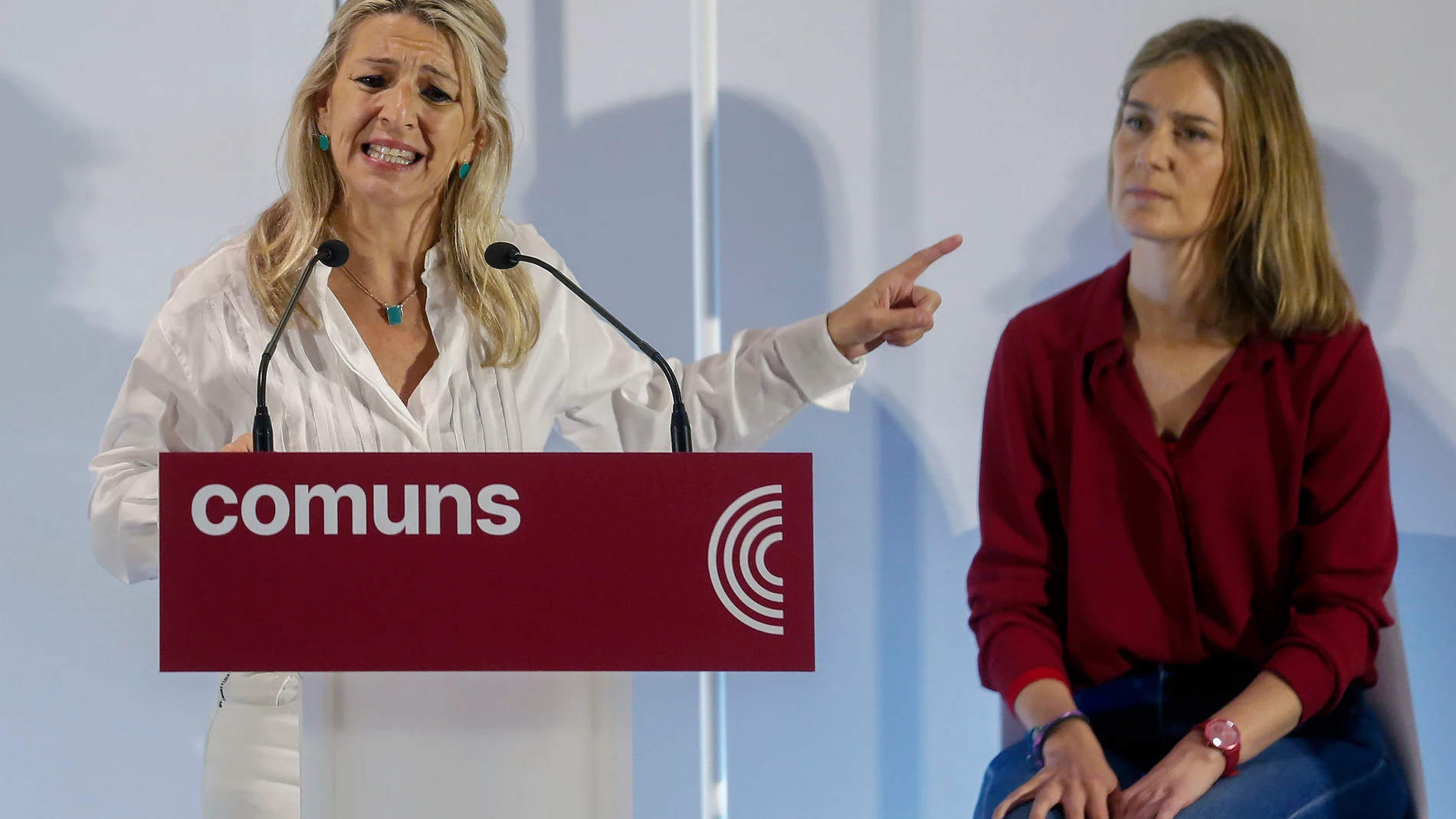Yolanda Díaz triunfa en un mitin en Barcelona con camisa romántica y vaqueros de madre