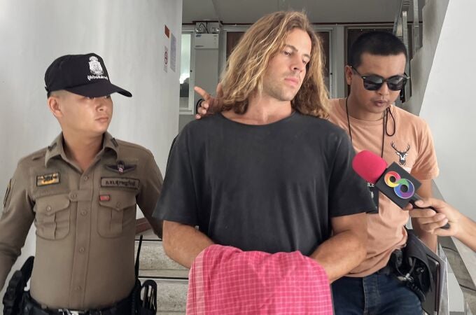 A Spanish chef alleged murder suspect Daniel Sancho Bronchalo (C), is escorted by Thai police officers to the court from Koh Phangan police station in Koh Phangan island, southern Thailand