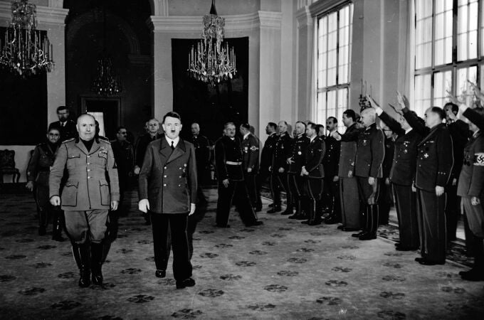 Adolf Hitler recibe a Benito Mussolini en el Palacio Klessheim