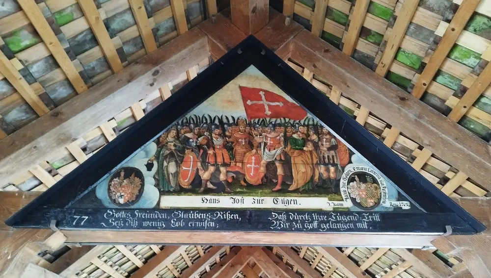 Detalle de uno de los paneles triangulares pintados con episodios históricos de la ciudad