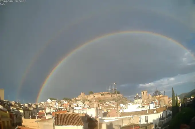 El doble arcoiris con el que recibe la esperada lluvia esta localidad de Castellón