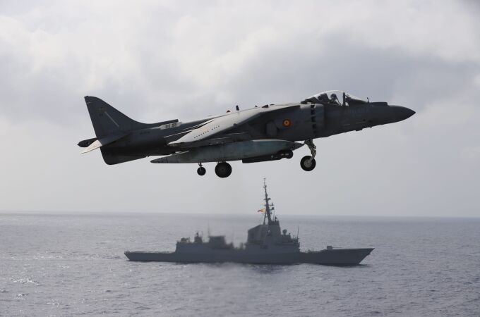 Un "Harrier" despega del "Juan Carlos I" con la "Blas de Lezo" de fondo